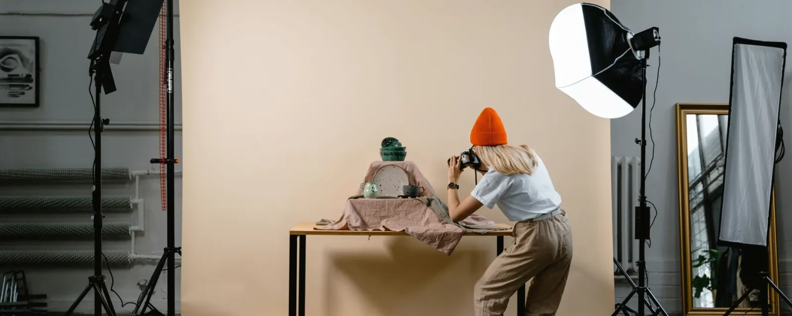 Preparação de uma sessão de retrato no estúdio, com luz e fundo já montados.